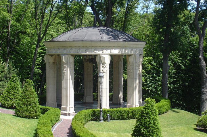 Private Tour Ukrainian President Yanukovych's Residence from Kyiv