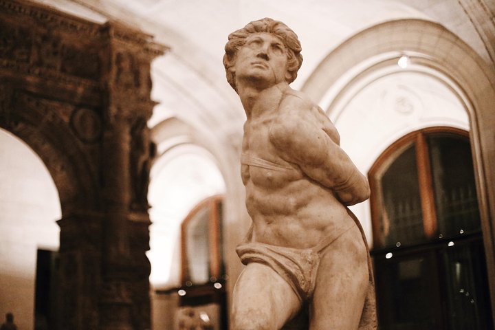 Louvre Museum Premium Guided Tour 6 GUESTS MAX Entry Included