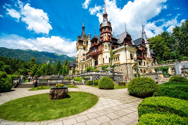 Bucharest to Dracula Castle, Peles Castle and Brasov Guided Tour