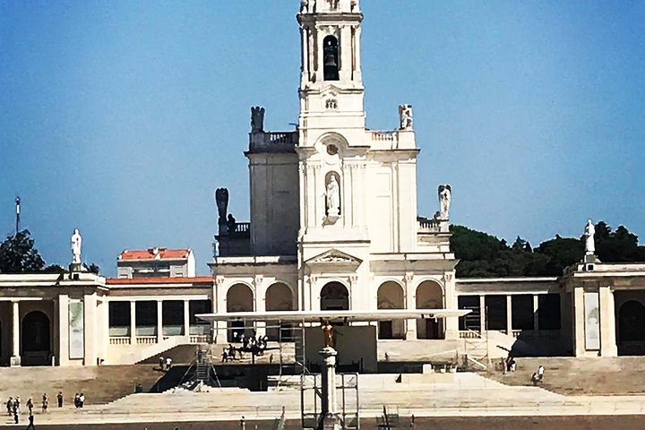 Lisbon to Porto Up to 4 Stops: Obidos, Nazare, Fatima and Aveiro