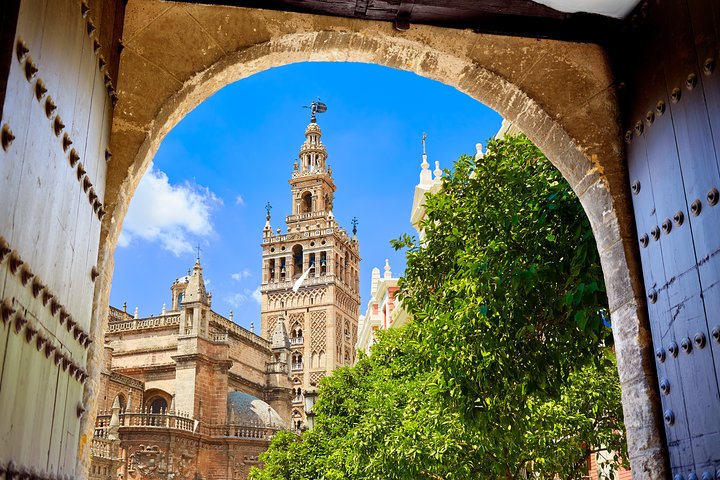 Alcazar, Cathedral and Giralda Guided Tour with Priority Tickets
