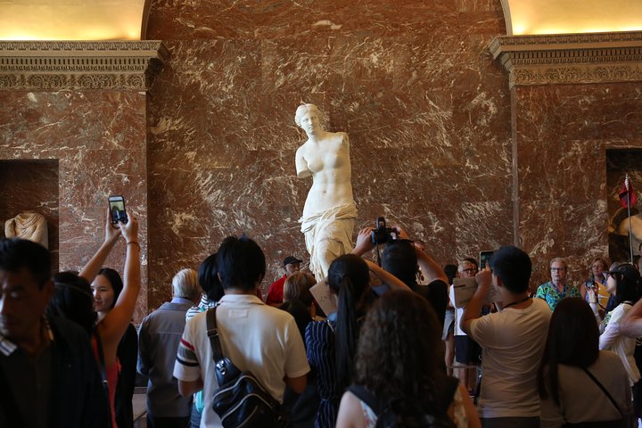 Louvre Museum Masterpieces Guided Tour with Access