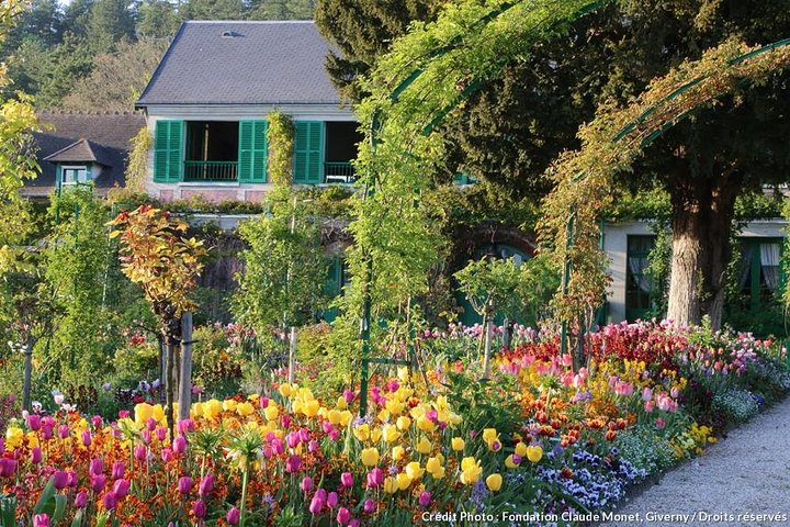 Guided tour of Claude Monet's house in Giverny by private car from Paris