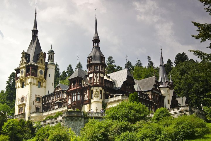 2-Day Small-Group Tour to Dracula's Castle, Rasnov Fortress, Peles Castle, Sighisoara and Libearty Brown Bear Sanctuary with Overnight in Brasov