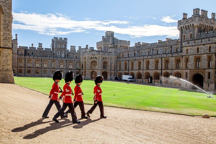 Stonehenge, Windsor Castle and Bath with Pub Lunch in Lacock