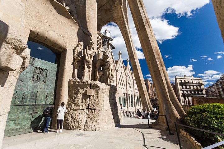 Sagrada Familia Guided Tour with Skip The Line Access