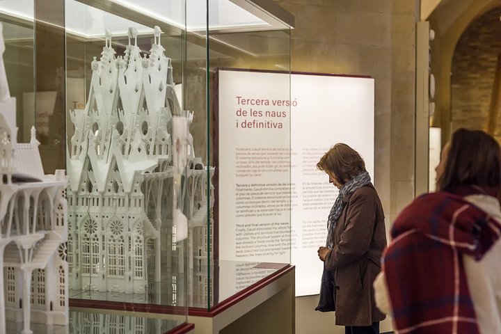Sagrada Familia Guided Tour with Skip The Line Access