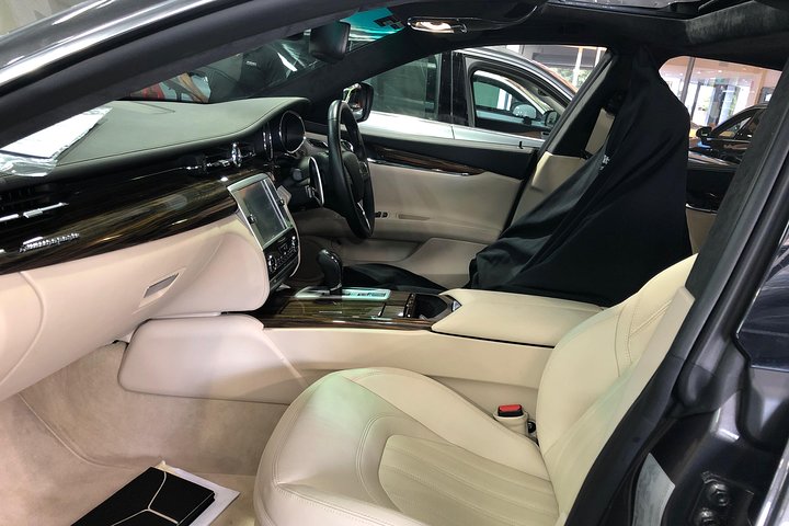 Maserati Quattroporte Limousine Transfer Cairns Airport to City