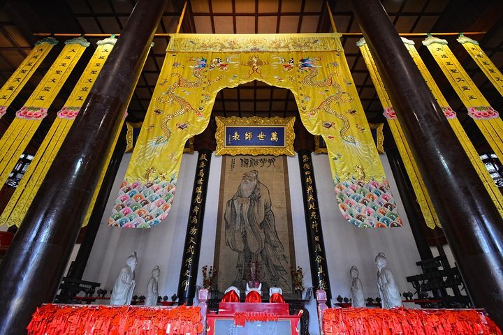 Nanjing By Night: Qinghuai River Cruise with Authentic Dining Experience