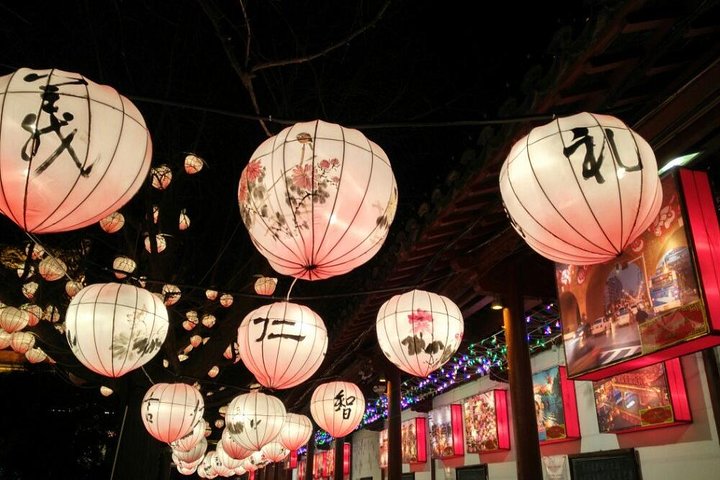 Nanjing By Night: Qinghuai River Cruise with Authentic Dining Experience