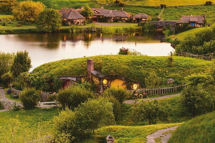 Hobbiton & Waitomo Caves Guided Day Trip from Auckland incl lunch