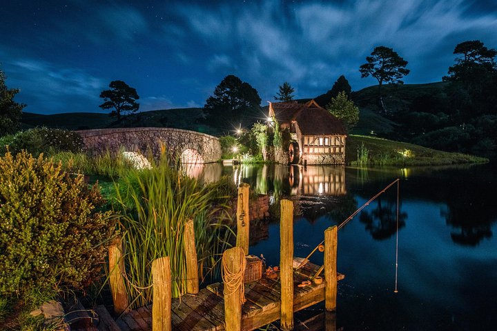 Hobbiton & Waitomo Caves Guided Day Trip from Auckland incl lunch