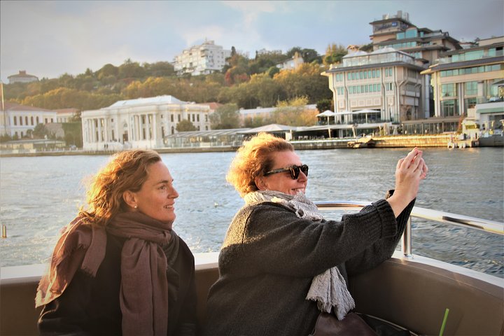 Istanbul Bosphorus Sunset Luxury Yacht Cruise with Snacks