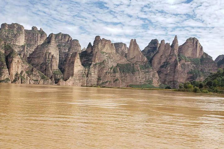 4-Day Private Tour to Binglingsi Grottoes and Lambrang Monastery from Lanzhou