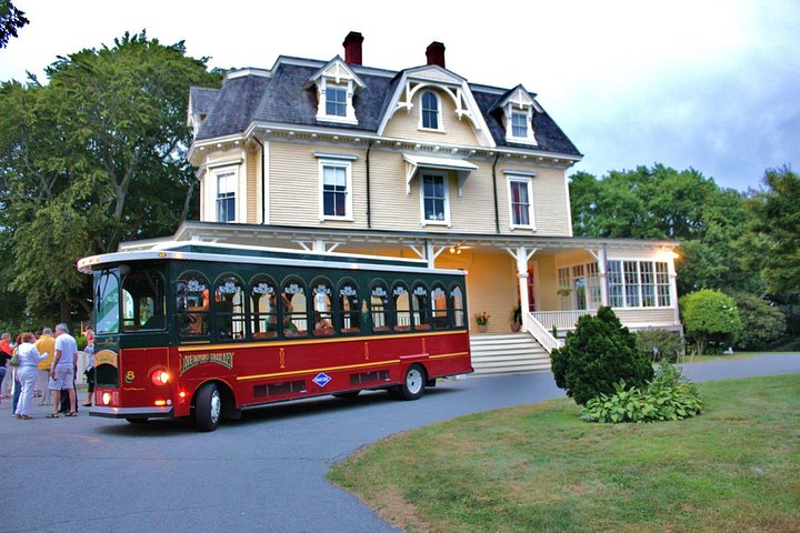 Newport Trolley Tour with Breakers Mansion - Viking Tours