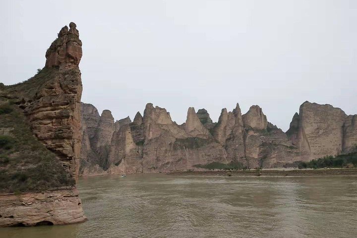 4-Day Private Tour to Binglingsi Grottoes and Lambrang Monastery from Lanzhou