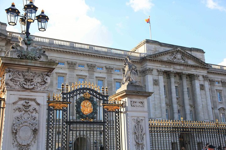 Buckingham Palace Entrance Ticket & British Royalty Guided Tour