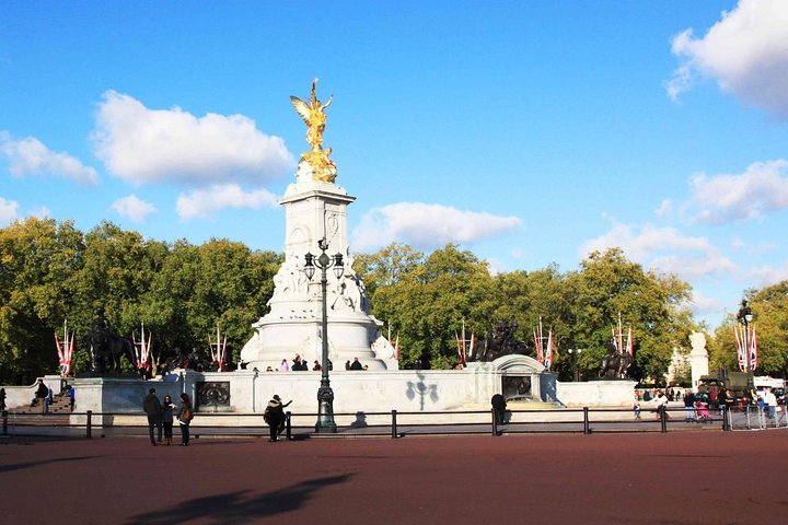 Buckingham Palace Entrance Ticket & British Royalty Guided Tour