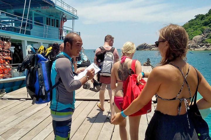 Snorkel Tour to Koh Nangyuan and the hidden bays of Koh Tao onboard the Oxygen