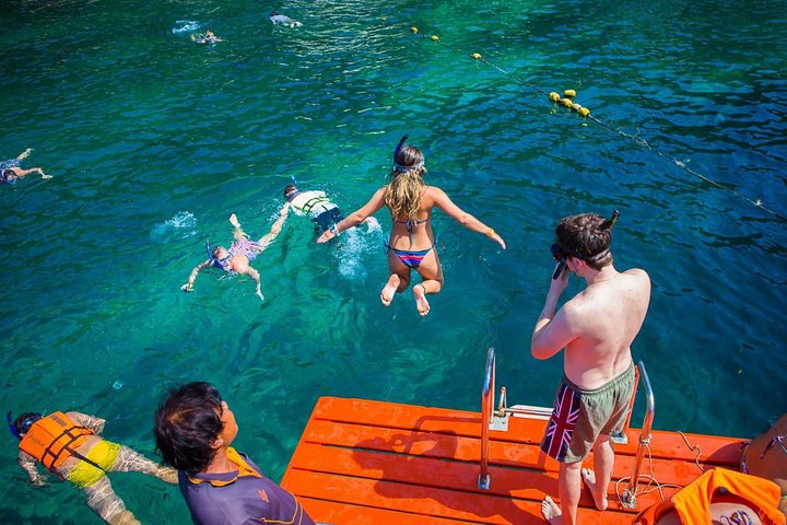 Snorkel Tour to Koh Nangyuan and the hidden bays of Koh Tao onboard the Oxygen