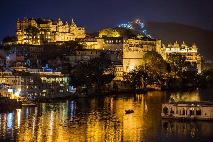 One Way Kumbhalgarh Fort and Jain Temple Tour from Udaipur to Jodhpur