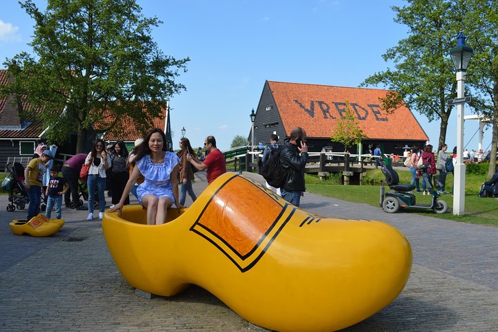 Zaanse Schans & Volendam Small-Group Tour with Hotel Pickup