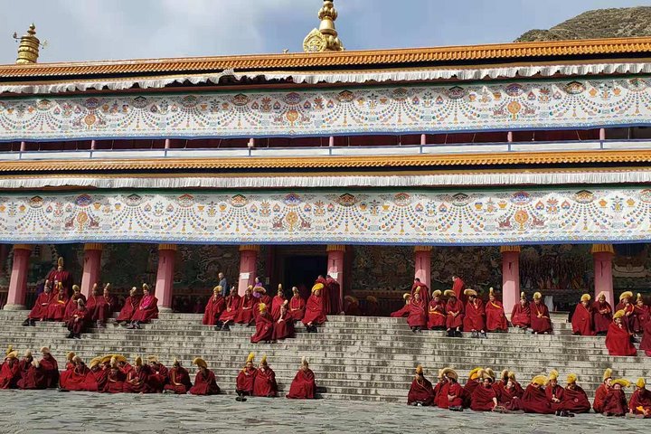 4-Day Private Tour to Binglingsi Grottoes and Lambrang Monastery from Lanzhou