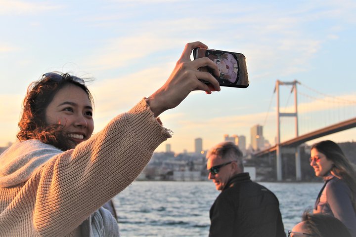 Istanbul Bosphorus Sunset Luxury Yacht Cruise with Snacks