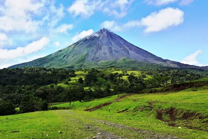 Arenal Volcano Experience Full-Day Tour from San Jose