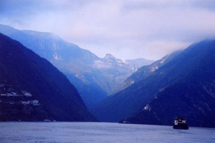 Yangtze River Cruise from Chongqing to Yichang Downstream in 4 Days 3 Nights