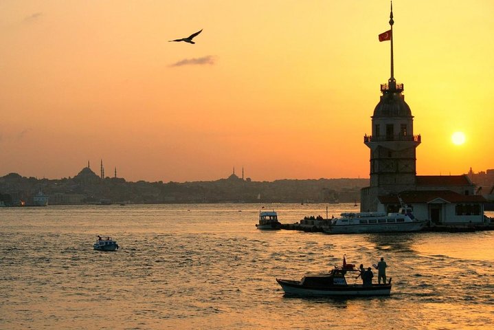 Istanbul Bosphorus Sunset Luxury Yacht Cruise with Snacks
