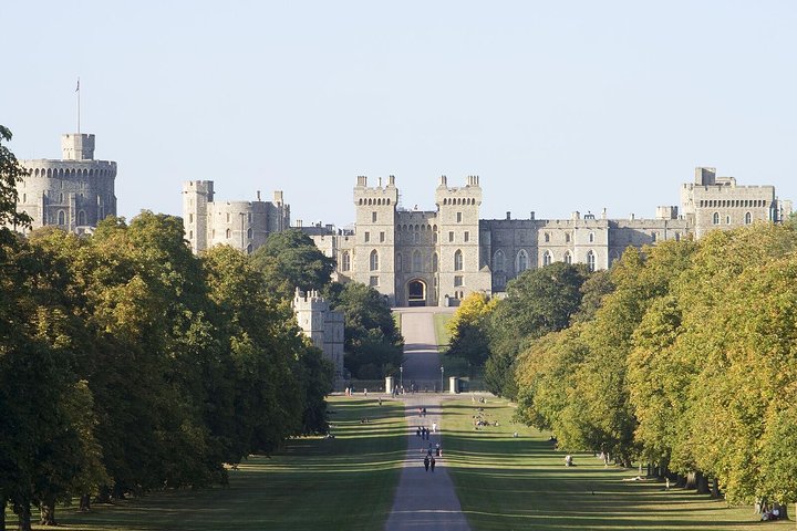 Stonehenge, Windsor Castle and Bath with Pub Lunch in Lacock
