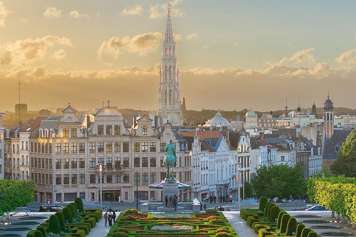 Brussels: Historical Walking Tour with Chocolate & Waffle Tasting