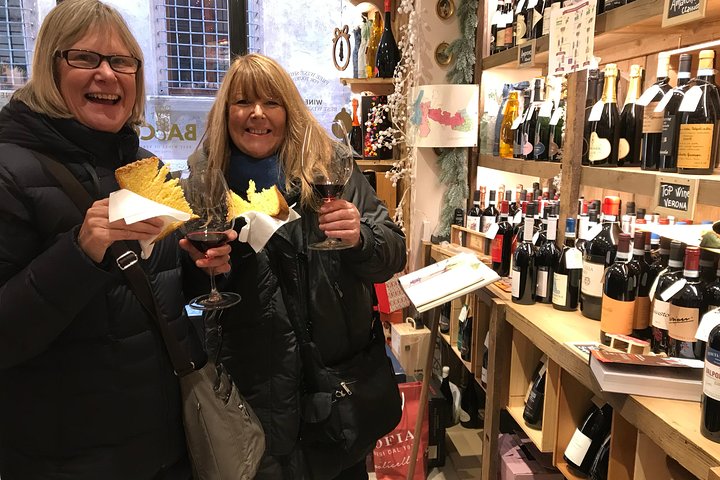 Verona walking tour:food&wine,history lunch or dinner & funicular