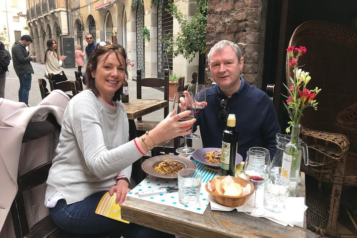 Verona walking tour:food&wine,history lunch or dinner & funicular