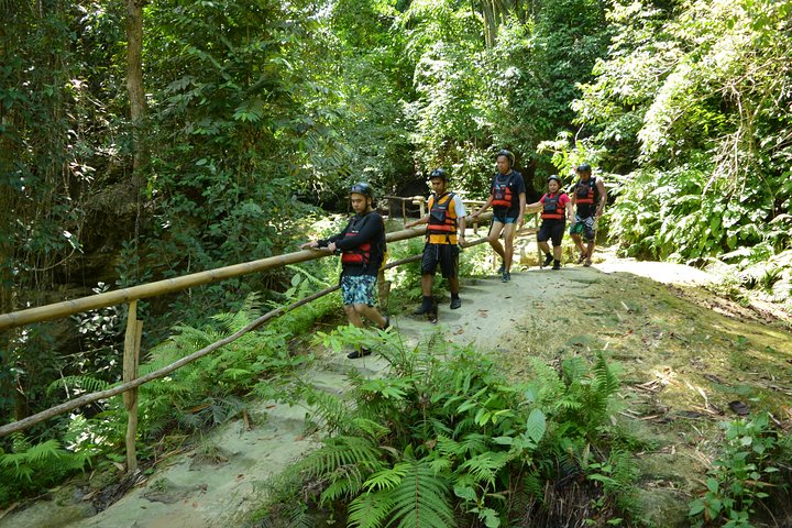 Kawasan Falls and Mantayupan Falls in One Day from Cebu