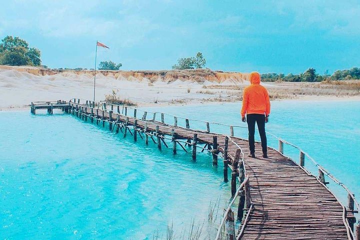 Bintan Sand Dunes and Blue Lakes Half-Day Tour with Lunch