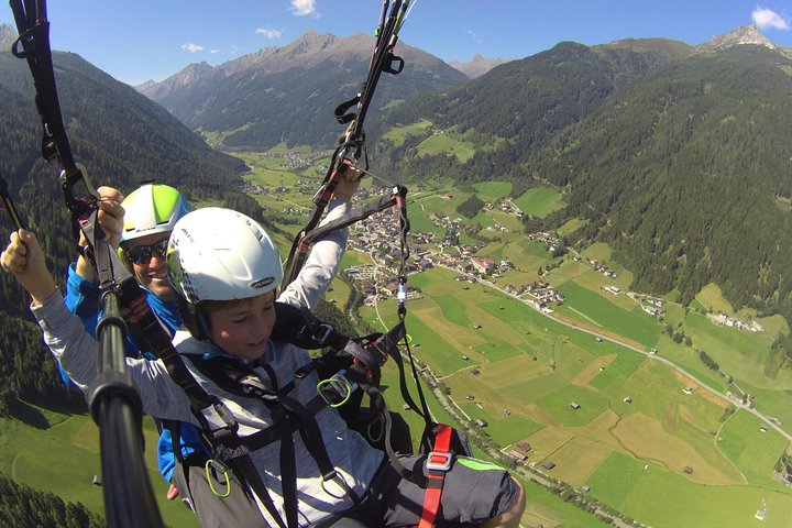 Tandem paragliding in the Stubai Valley near Innsbruck