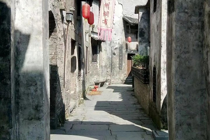 Private Transfer from Fenghuang to Guilin and stops at Hongjiang