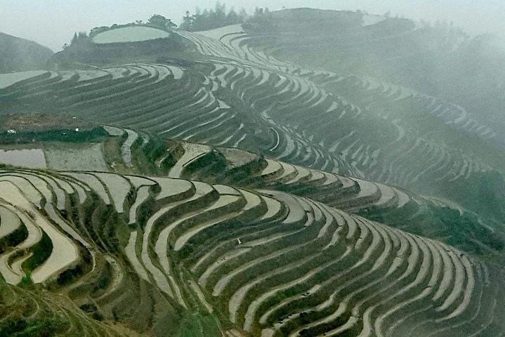 Private Transfer from Fenghuang to Guilin and stops at Longji Terraces