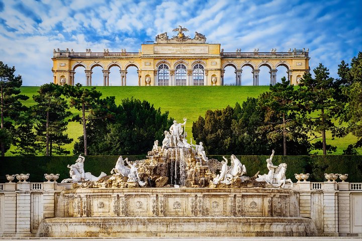 Vienna: Skip the Line Schönbrunn Palace and Gardens Guided Tour