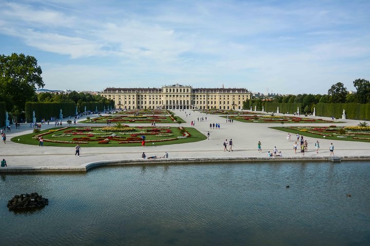Vienna: Skip the Line Schönbrunn Palace and Gardens Guided Tour