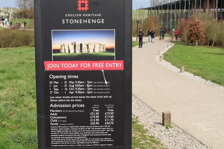 Private Pre Cruise Excursion Transfer London to Southampton Port Via Stonehenge