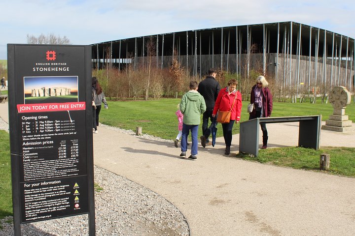 Private Pre Cruise Excursion Transfer London to Southampton Port Via Stonehenge