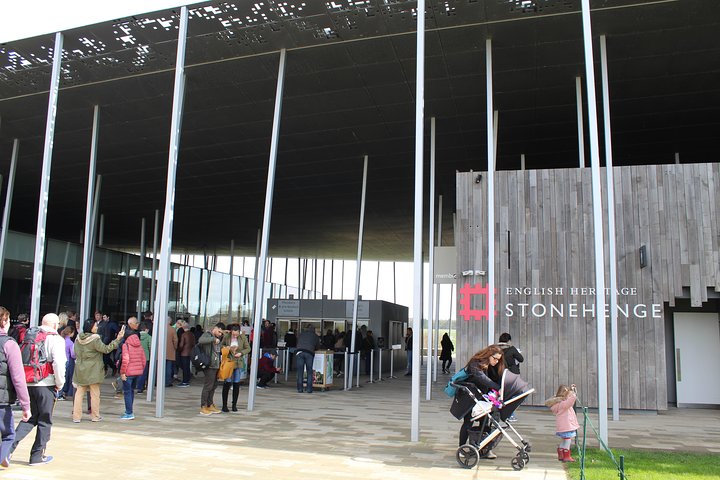 Private Pre Cruise Excursion Transfer London to Southampton Port Via Stonehenge