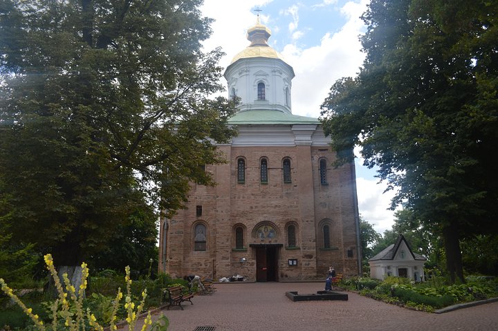 Customized Full-Day Tour of Kiev by Luxury Vehicle