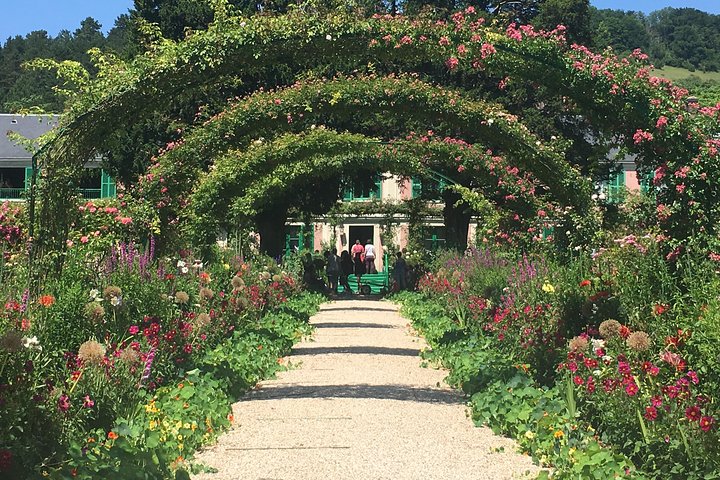Versailles Palace & Giverny Private Tour with Lunch&Hotel Pick-up