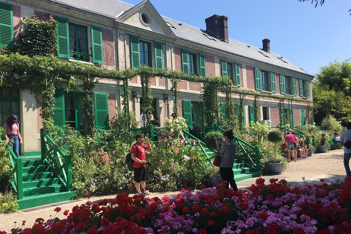 Versailles Palace & Giverny Private Tour with Lunch&Hotel Pick-up