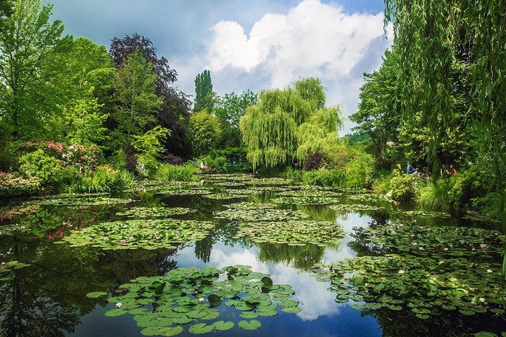 Versailles Palace & Giverny Private Tour with Lunch&Hotel Pick-up