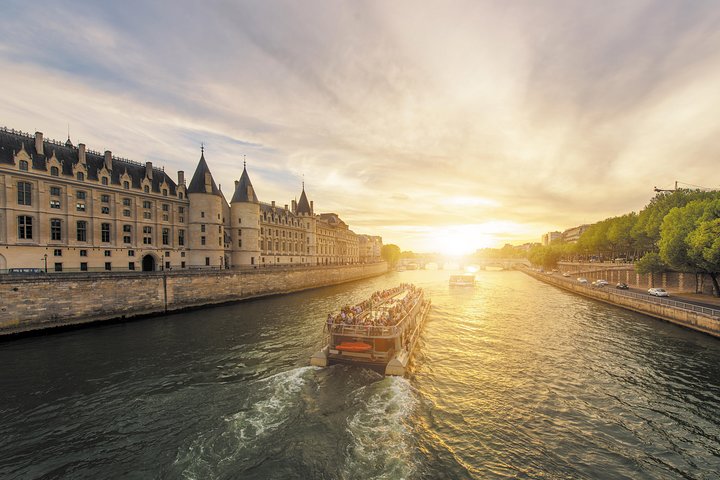 Paris Seine River Sightseeing Cruise with Commentary by Bateaux Parisiens